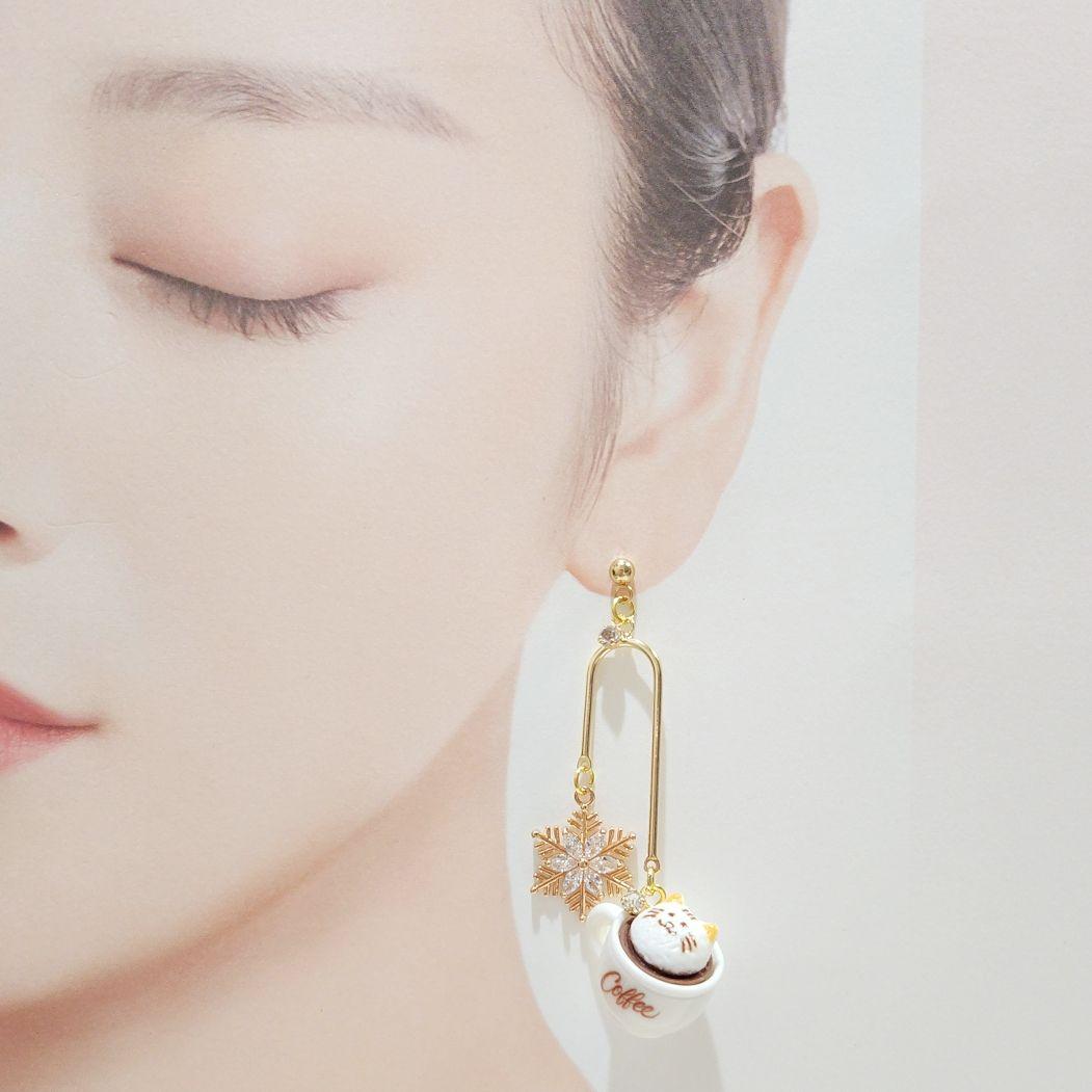 ジルコニア雪の結晶と猫ホイップクリーム 冬のカフェ コーヒー シャンデリアピアス