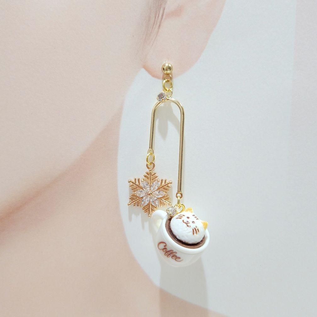 ジルコニア雪の結晶と猫ホイップクリーム 冬のカフェ コーヒー シャンデリアピアス