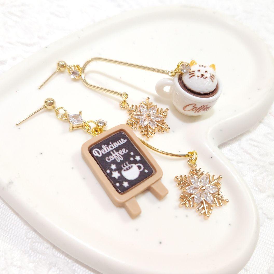 ジルコニア雪の結晶と猫ホイップクリーム 冬のカフェ コーヒー シャンデリアピアス