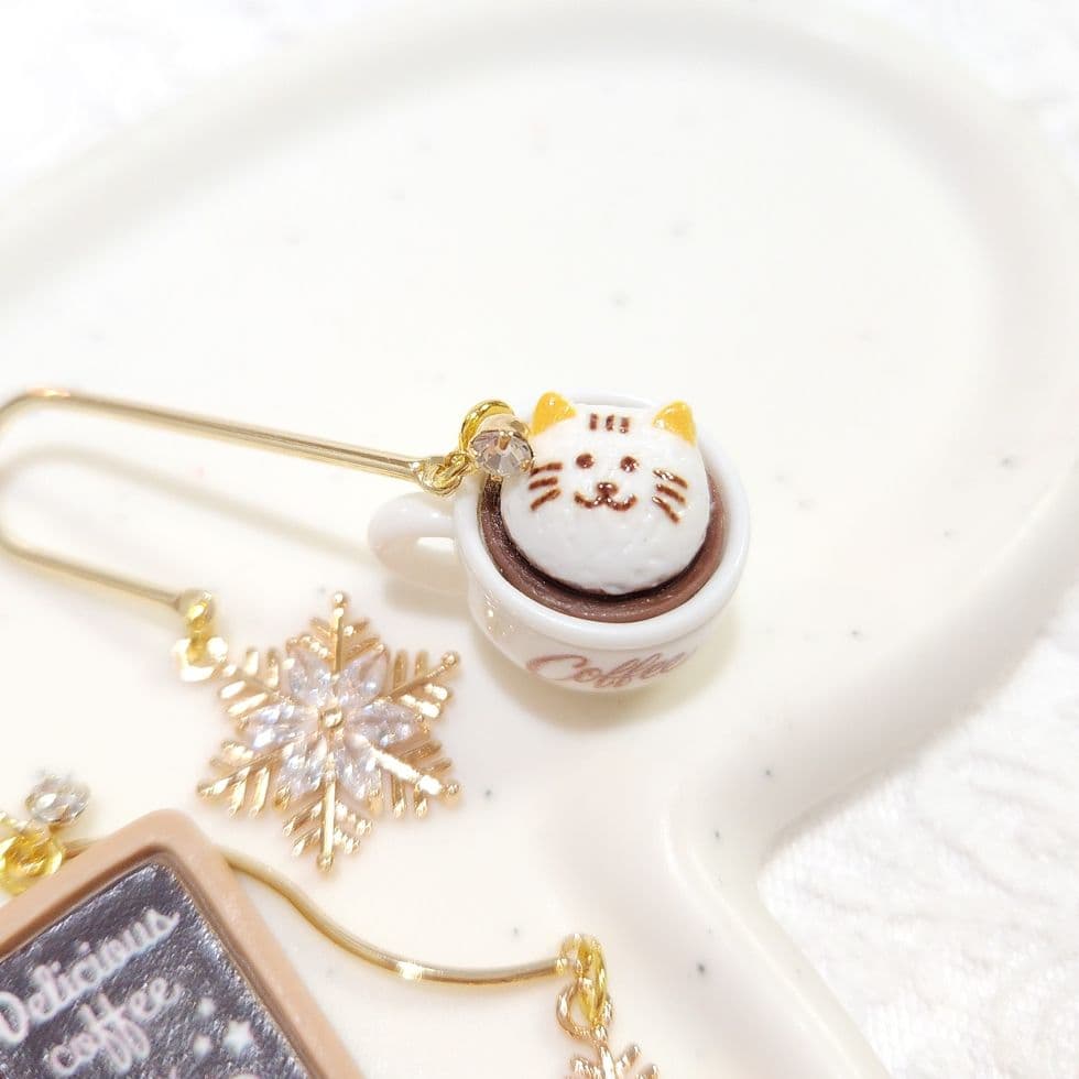 ジルコニア雪の結晶と猫ホイップクリーム 冬のカフェ コーヒー シャンデリアピアス