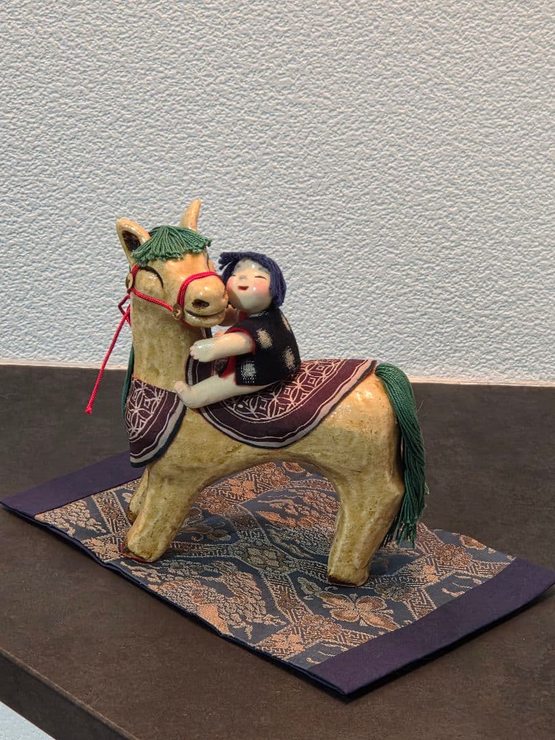 干支　陶器製 馬と子供の置物　桐箱台座付き