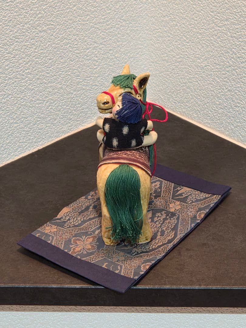 干支　陶器製 馬と子供の置物　桐箱台座付き