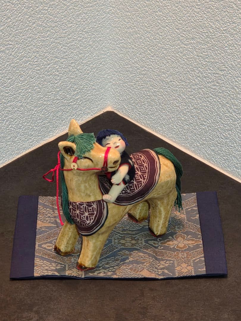干支　陶器製 馬と子供の置物　桐箱台座付き