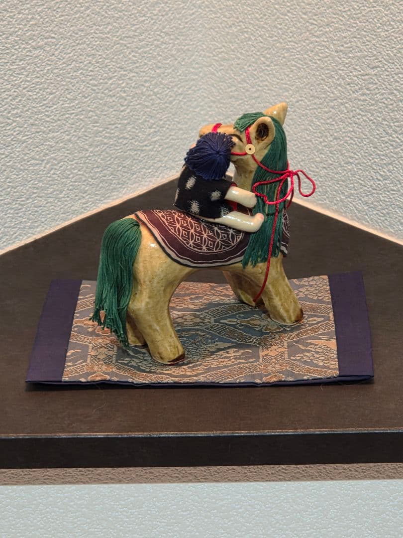 干支　陶器製 馬と子供の置物　桐箱台座付き