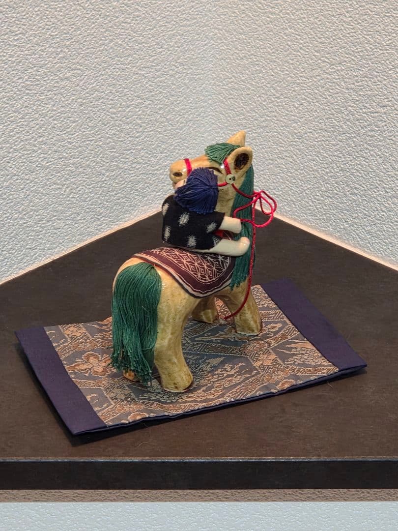 干支　陶器製 馬と子供の置物　桐箱台座付き