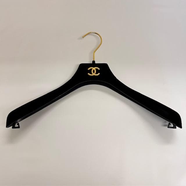 美品 CHANEL シャネル ロゴ付 ブラック 衣類ハンガー 2セット - メルカリ
