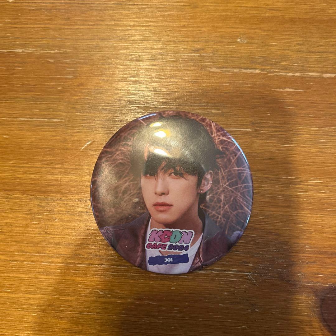 JO1 河野純喜 KCON cafe 2024 缶バッジ - メルカリ
