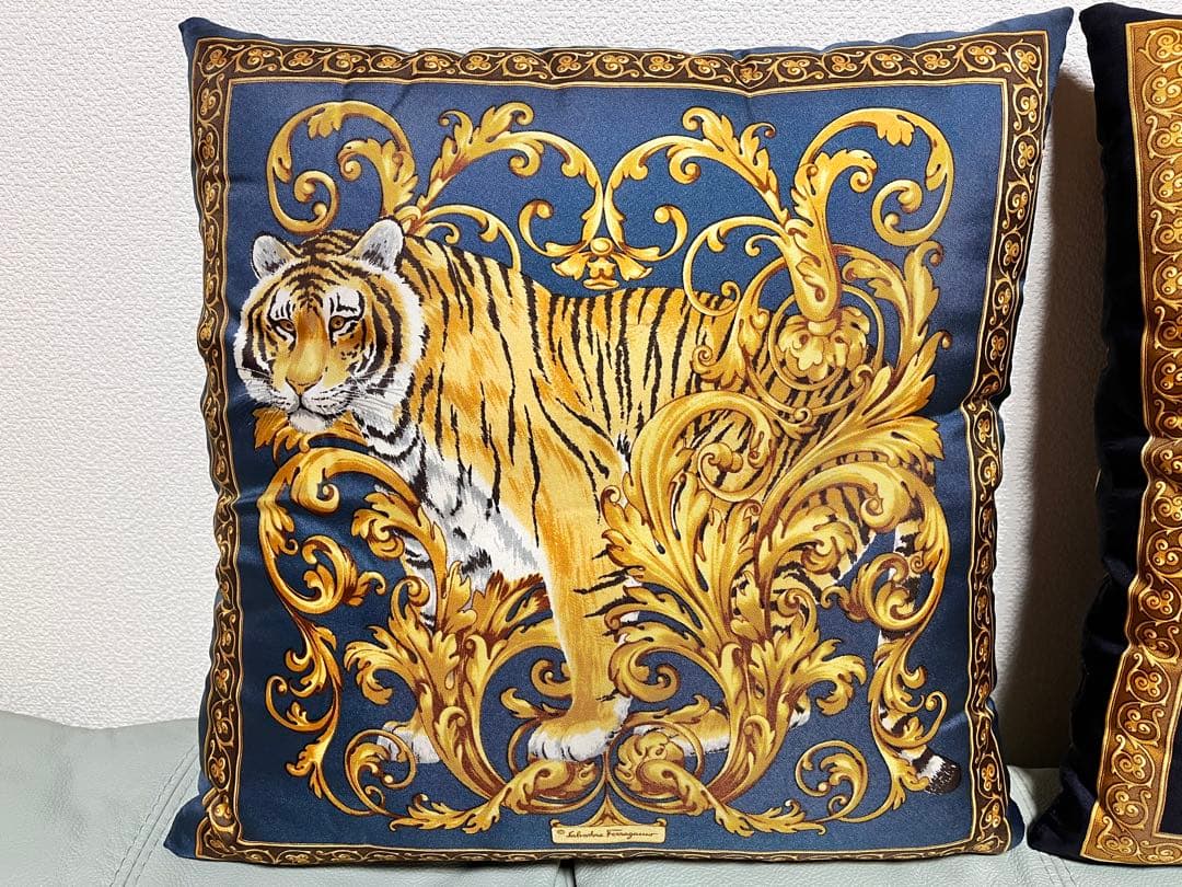 ☆超美品☆フェラガモ☆美しいスカーフ柄☆タイガー☆トラ☆シルク☆クッション☆
