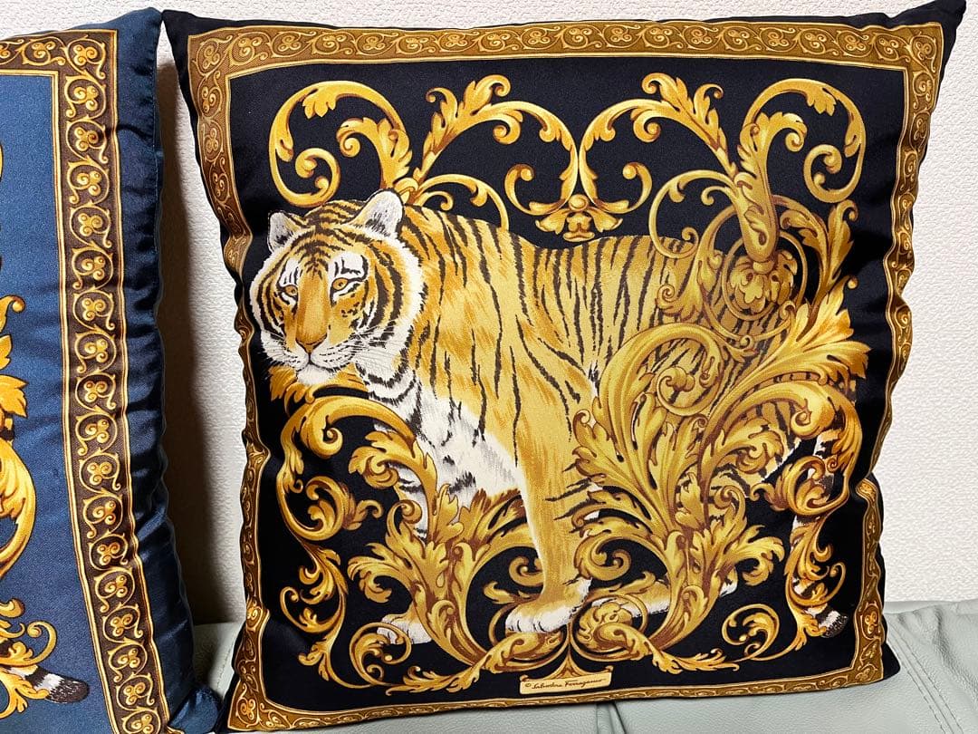 ☆超美品☆フェラガモ☆美しいスカーフ柄☆タイガー☆トラ☆シルク☆クッション☆