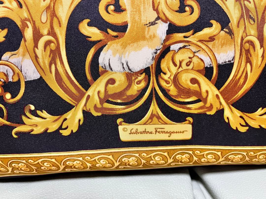 ☆超美品☆フェラガモ☆美しいスカーフ柄☆タイガー☆トラ☆シルク☆クッション☆