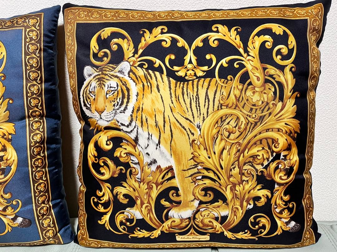 ☆超美品☆フェラガモ☆美しいスカーフ柄☆タイガー☆トラ☆シルク☆クッション☆