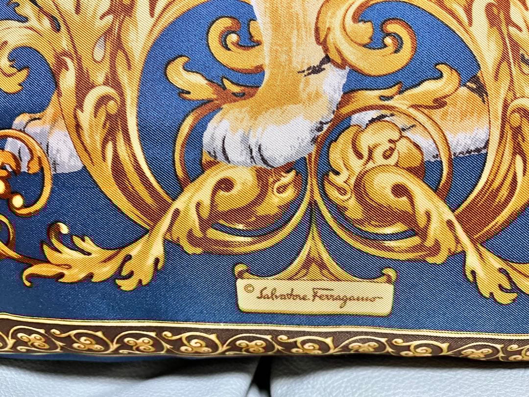 ☆超美品☆フェラガモ☆美しいスカーフ柄☆タイガー☆トラ☆シルク☆クッション☆