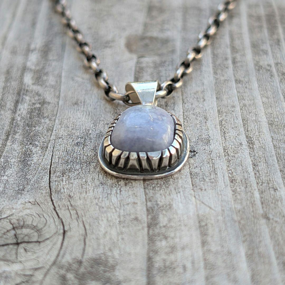 ハンドメイドの糸魚川翡翠　トップ　インディアンジュエリー風　オールハンドメイド