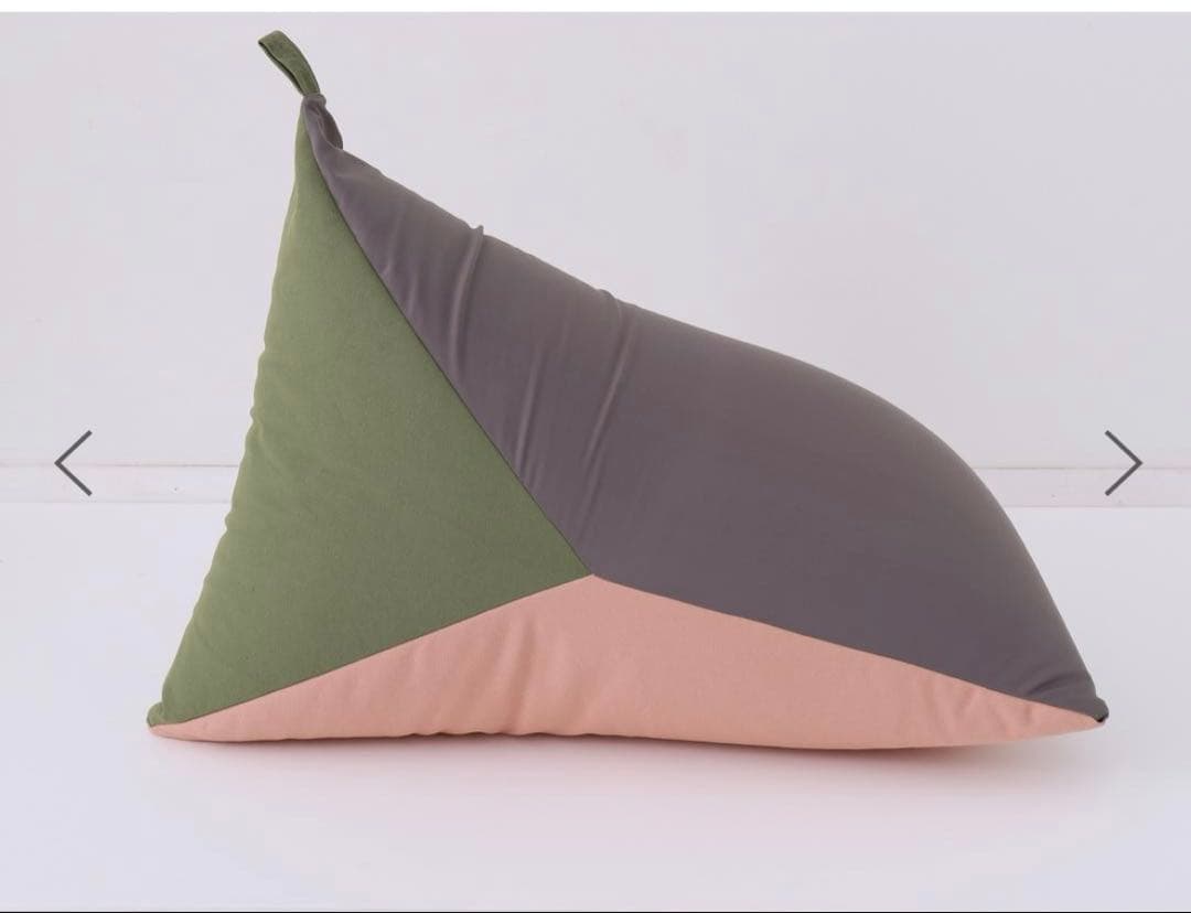 三角形ビーズクッション