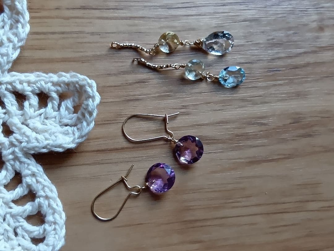 531/14kgf宝石質２チャームアシメントリーピアス　大粒アメジスト