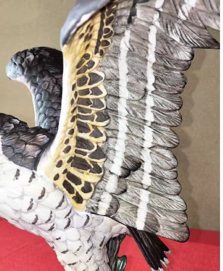 飛翔する鳥の置物 樹脂製 約30cm