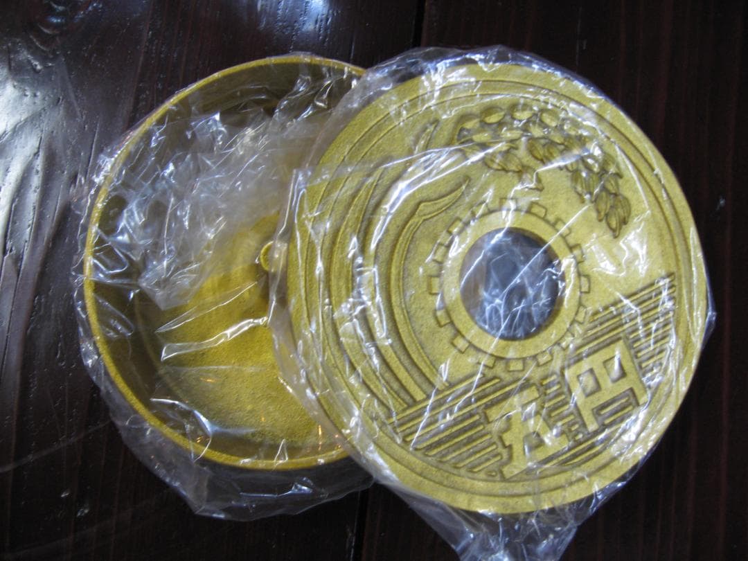 5円玉の形をした美術工芸品　　金属製円形置物・灰皿