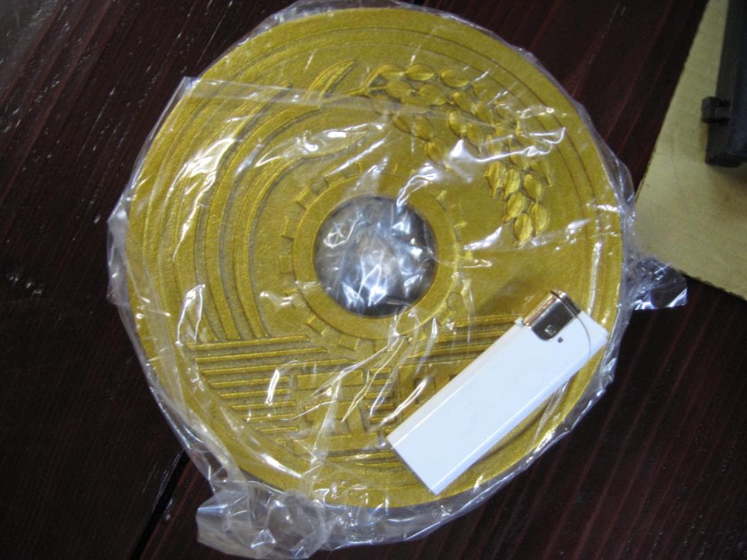 5円玉の形をした美術工芸品　　金属製円形置物・灰皿