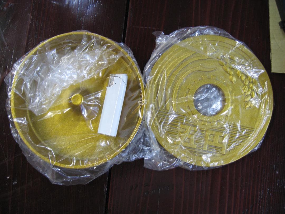 5円玉の形をした美術工芸品　　金属製円形置物・灰皿