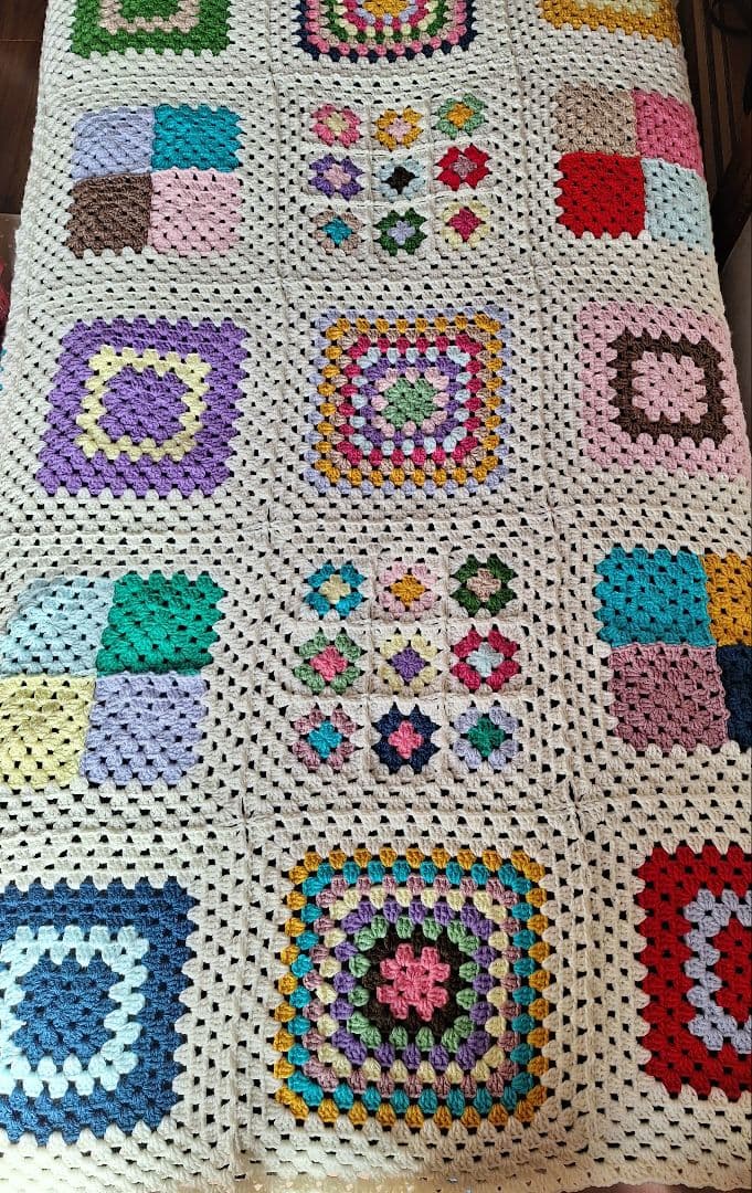 手編み グラニースクエア マルチカバー