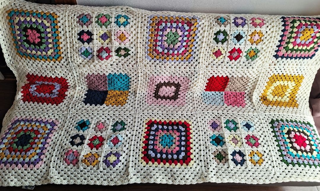 手編み グラニースクエア マルチカバー