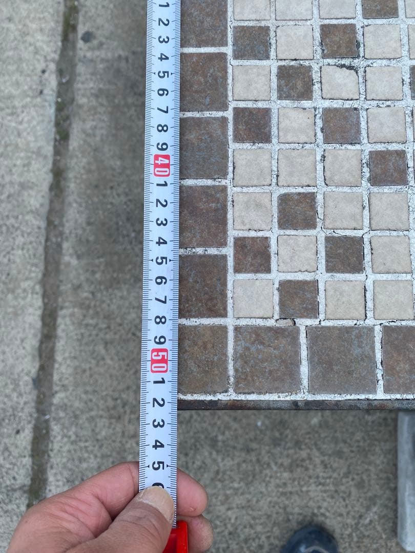 タイル貼りのモザイクデザインの正方形テーブル（アンティーク）