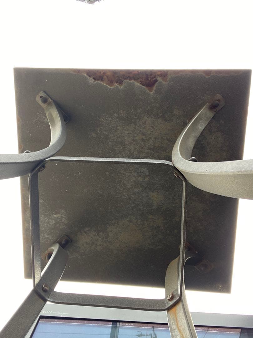 タイル貼りのモザイクデザインの正方形テーブル（アンティーク）