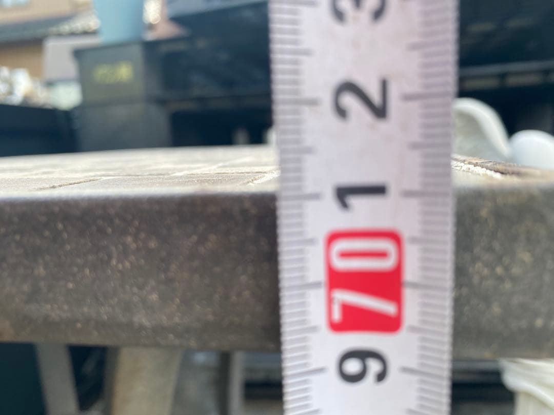 タイル貼りのモザイクデザインの正方形テーブル（アンティーク）