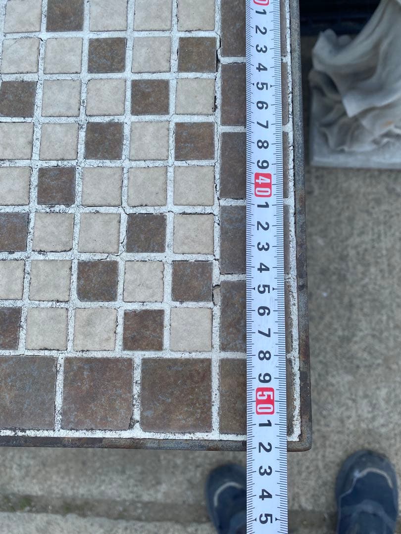 タイル貼りのモザイクデザインの正方形テーブル（アンティーク）