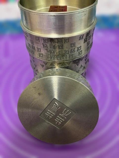 伝統工芸ピューター王室御用達ロイヤルセランゴールの錫の茶筒。高さ16