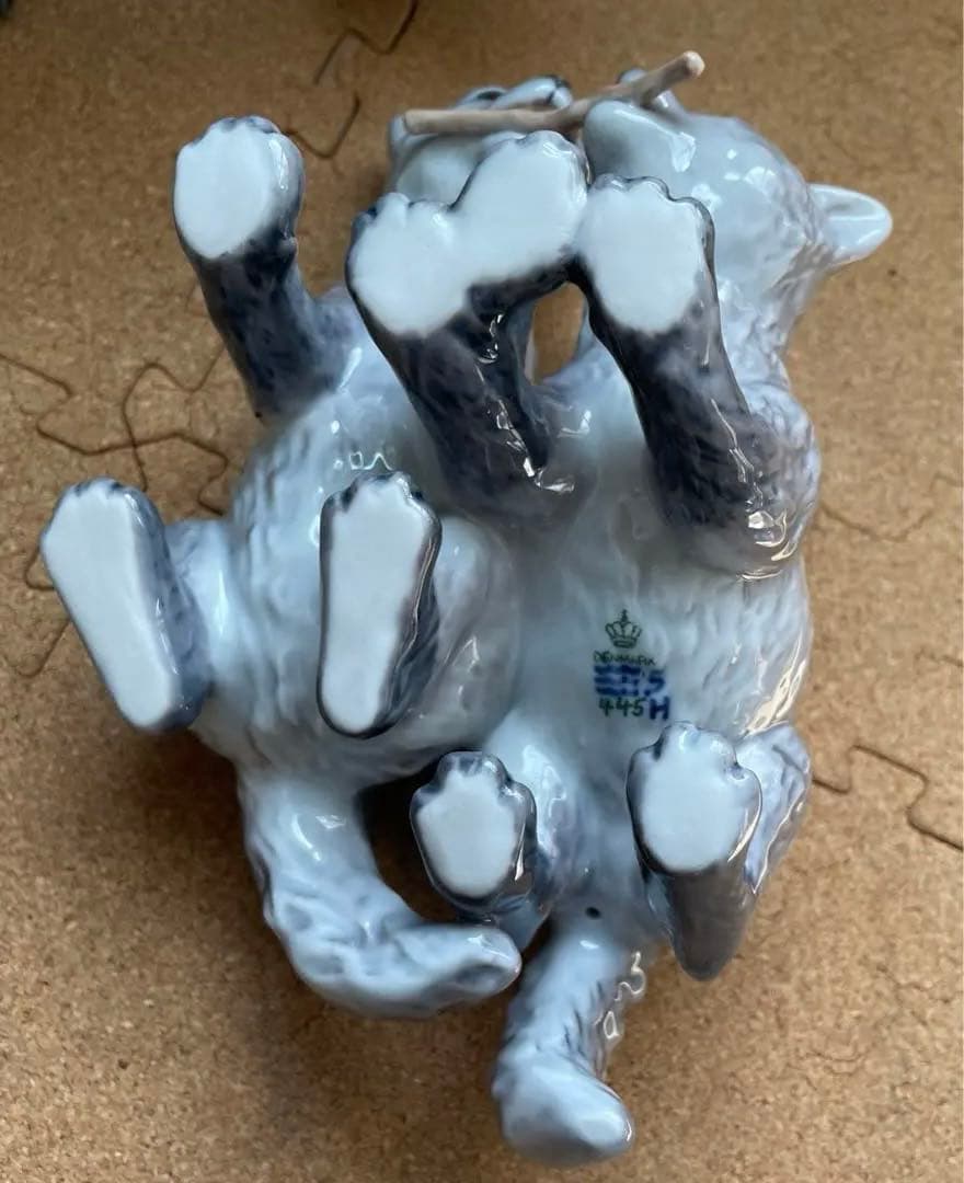 置物 Figurine: Two Arctic Fox Cubs