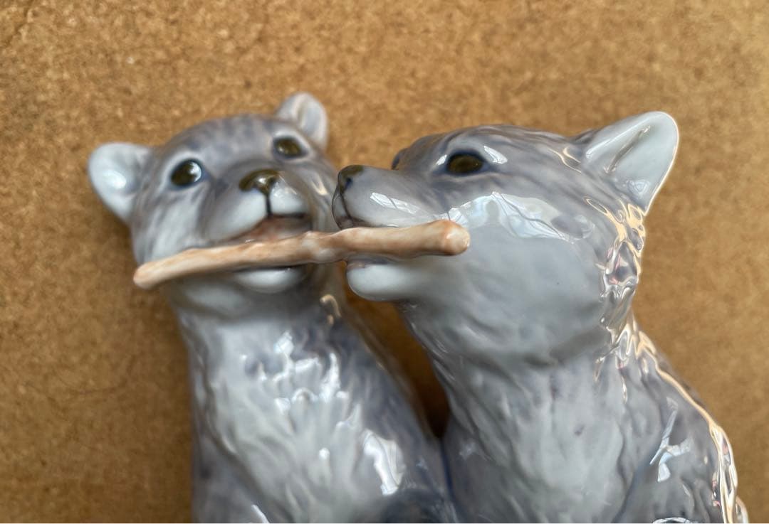 置物 Figurine: Two Arctic Fox Cubs