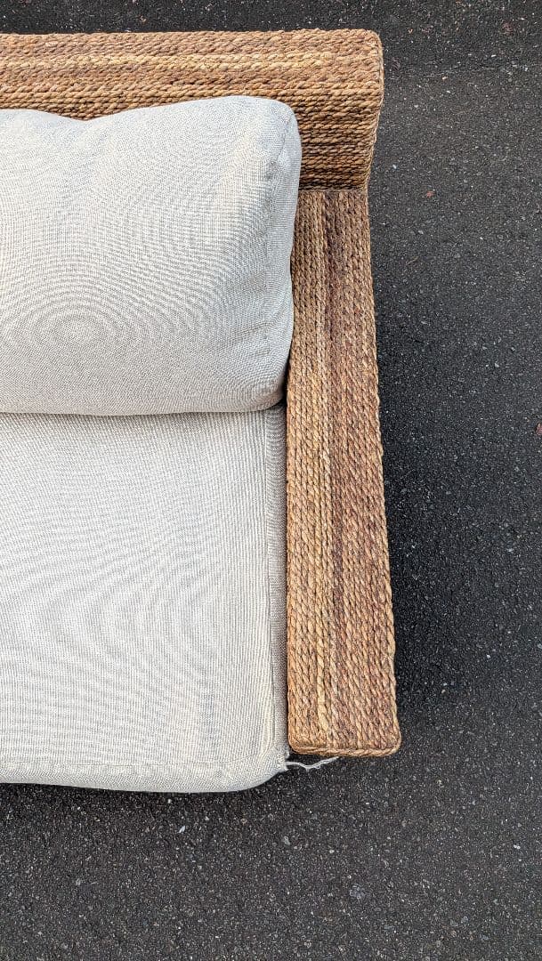 ②【写真左側】KAJA FARGO/オミソファ 3人がけ