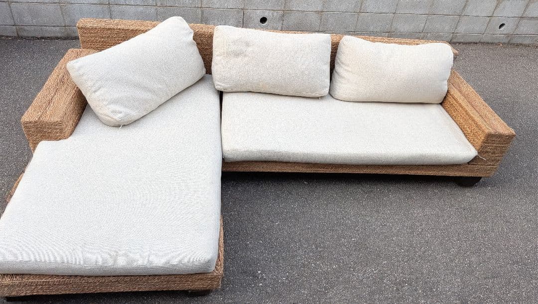 ②【写真左側】KAJA FARGO/オミソファ 3人がけ