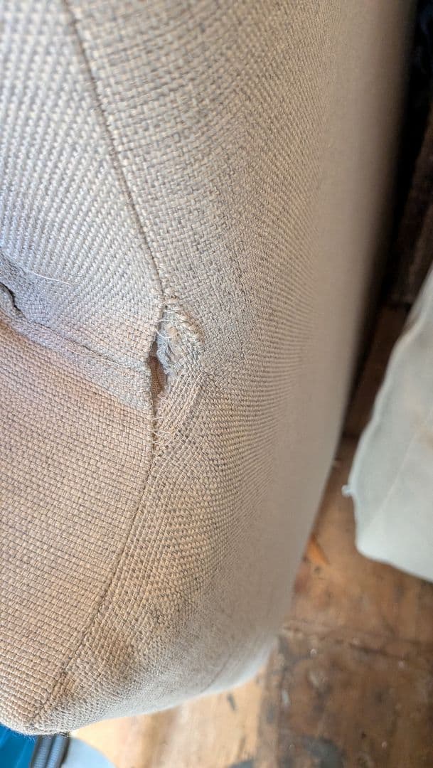 ②【写真左側】KAJA FARGO/オミソファ 3人がけ