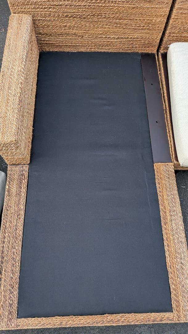 ②【写真左側】KAJA FARGO/オミソファ 3人がけ