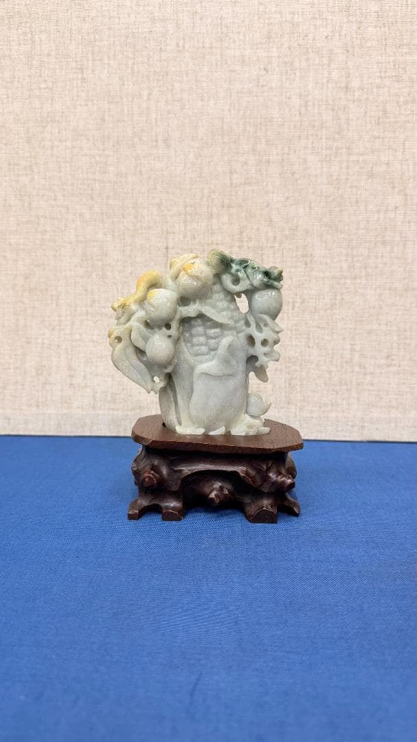 【店头価格15万円相当・一点物】天然翡翠置物 瑞兽彫刻 木座付き