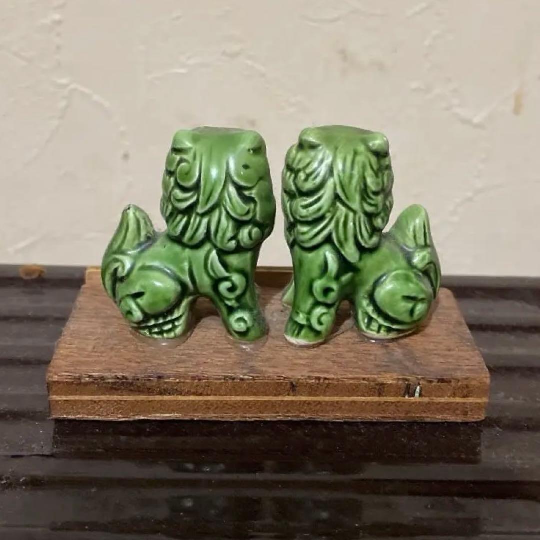 緑色 獅子の陶器置物 木製台座付き