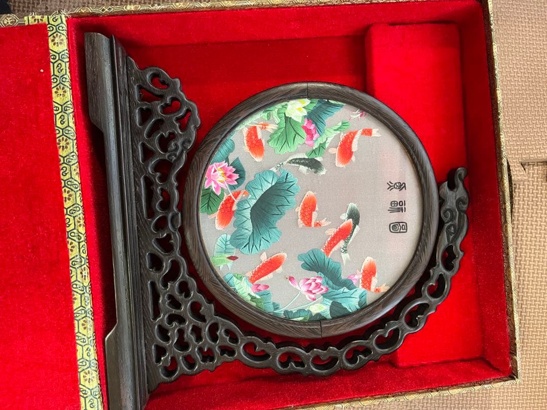 金魚と蓮の花の置物