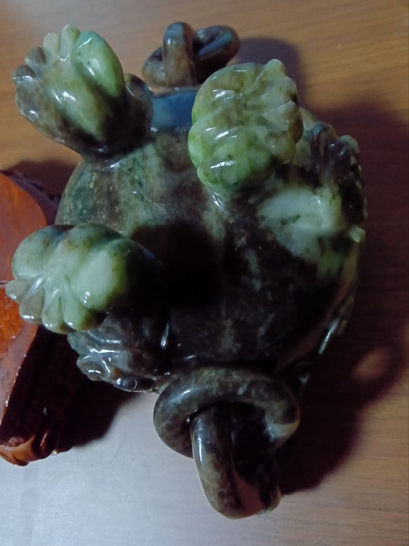 中国美術　玉石　黒翡翠（ブラックジェダイト）獅子彫　遊環三足香炉　台座・布箱付