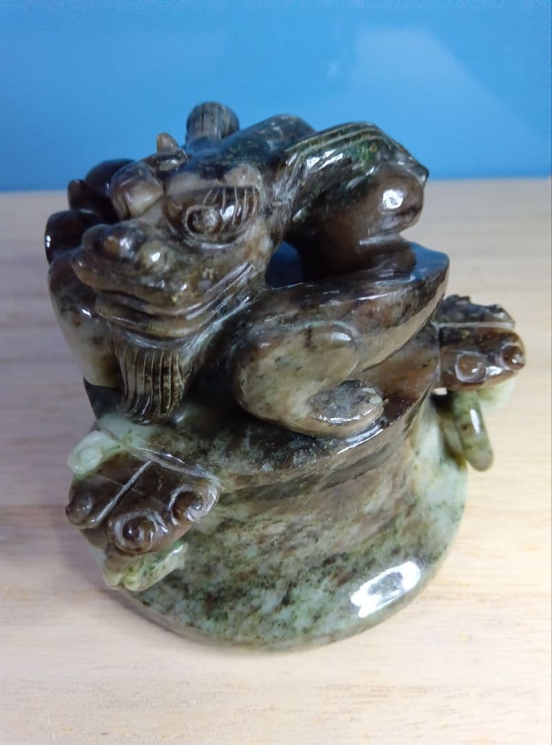 中国美術　玉石　黒翡翠（ブラックジェダイト）獅子彫　遊環三足香炉　台座・布箱付