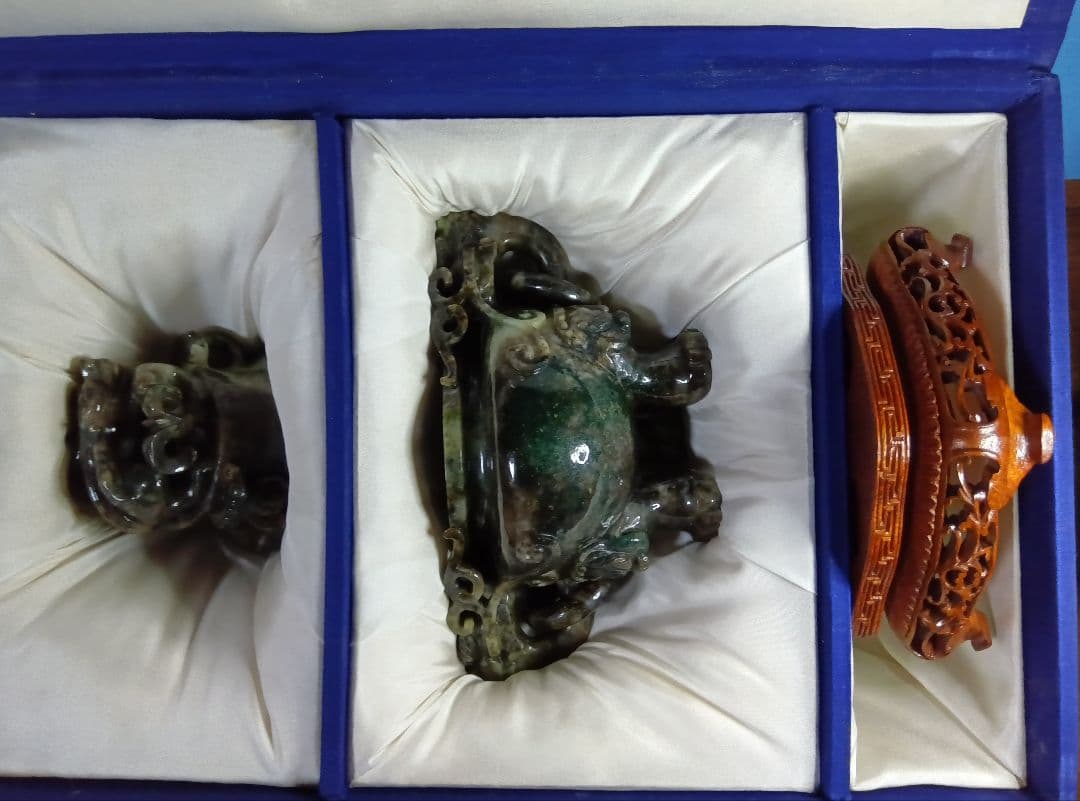 中国美術　玉石　黒翡翠（ブラックジェダイト）獅子彫　遊環三足香炉　台座・布箱付