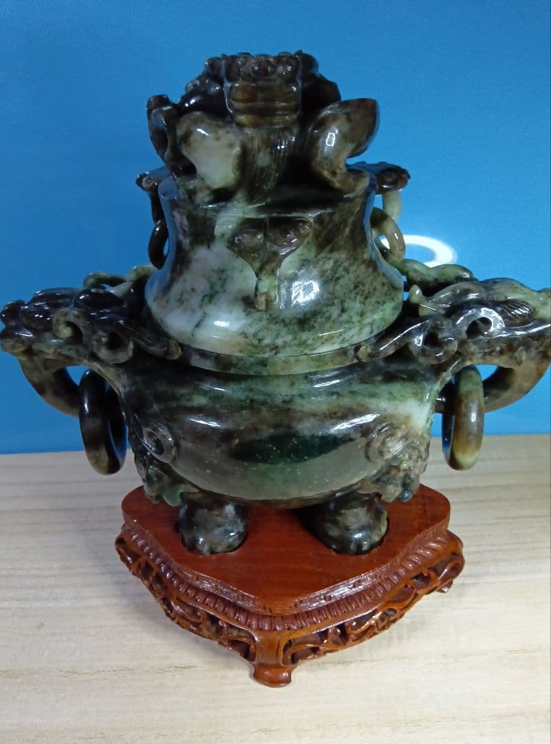 中国美術　玉石　黒翡翠（ブラックジェダイト）獅子彫　遊環三足香炉　台座・布箱付