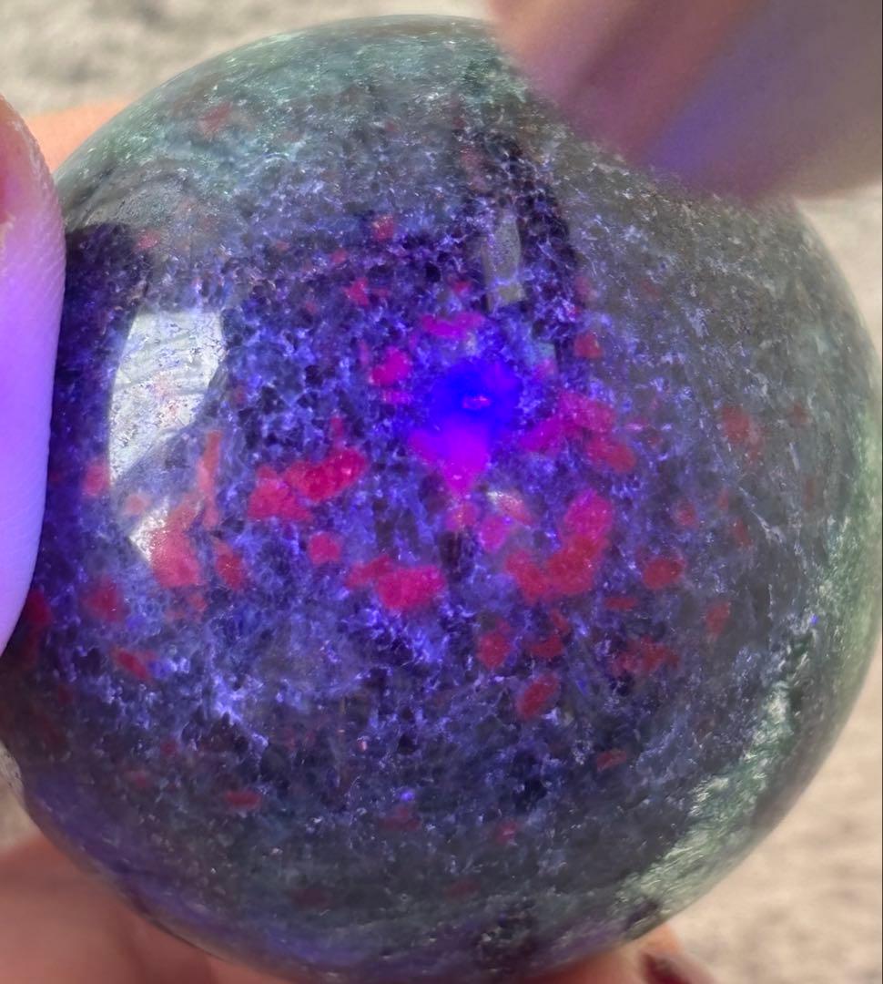 《高品質・ルビー蛍光×ブルーグリーン》ルビーインカイヤナイト スフィア　丸玉