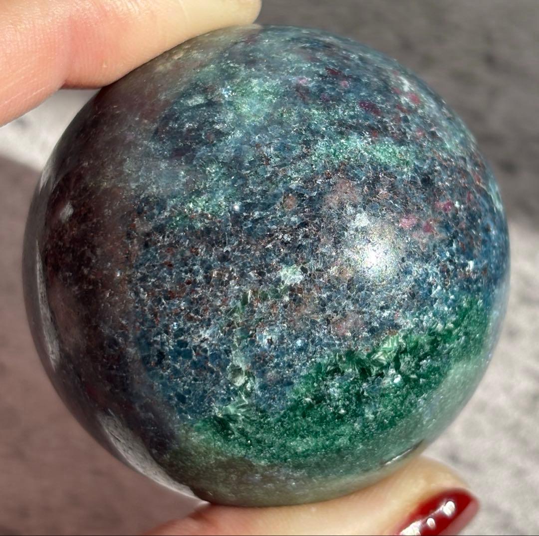 《高品質・ルビー蛍光×ブルーグリーン》ルビーインカイヤナイト スフィア　丸玉