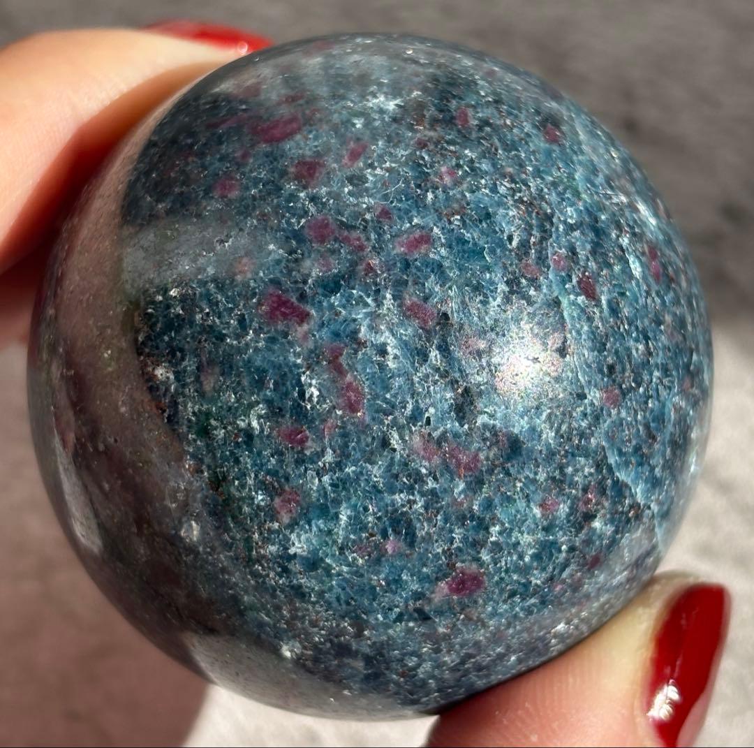 《高品質・ルビー蛍光×ブルーグリーン》ルビーインカイヤナイト スフィア　丸玉