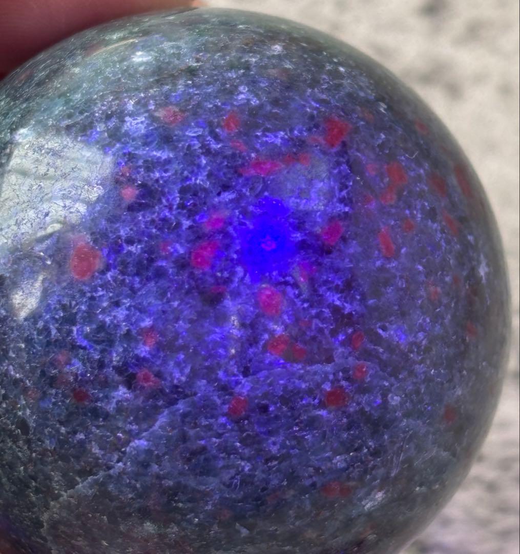 《高品質・ルビー蛍光×ブルーグリーン》ルビーインカイヤナイト スフィア　丸玉