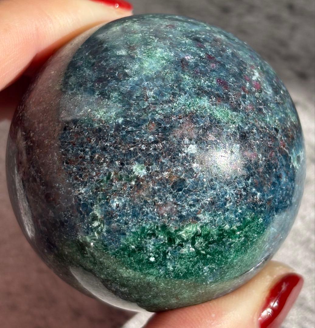 《高品質・ルビー蛍光×ブルーグリーン》ルビーインカイヤナイト スフィア　丸玉