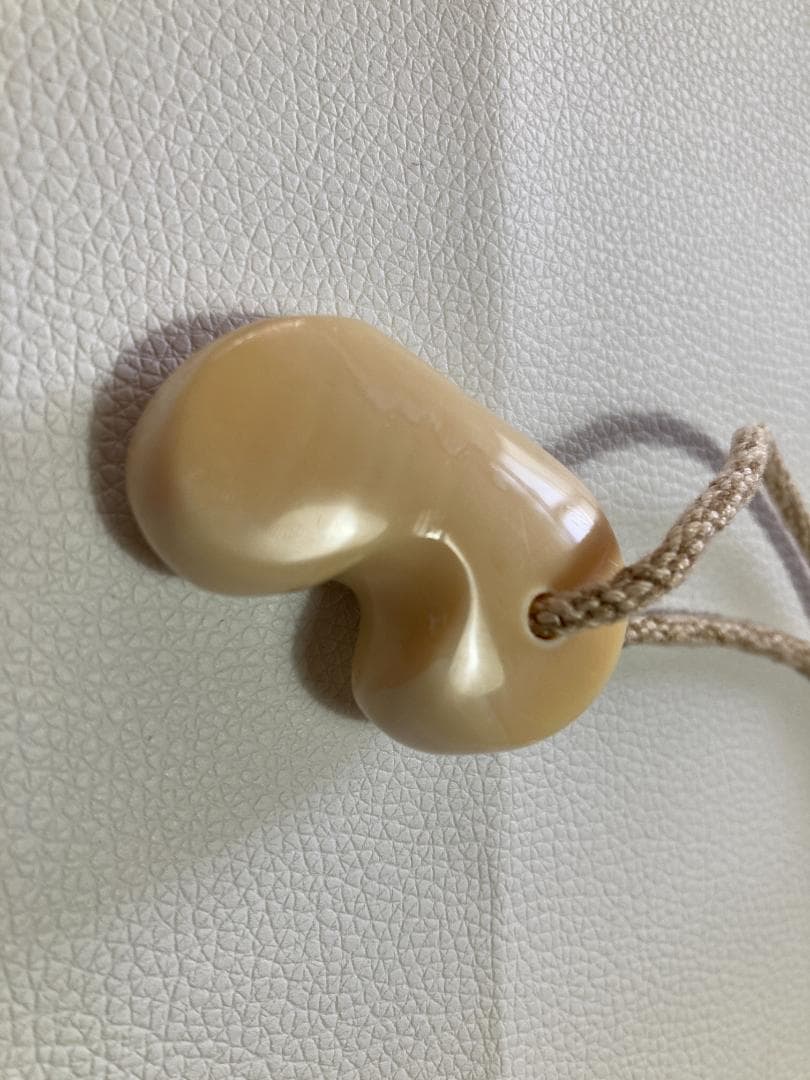 アイヌ工芸　マッコウ鯨　勾玉　ネックレス　ハンドメイド　組紐