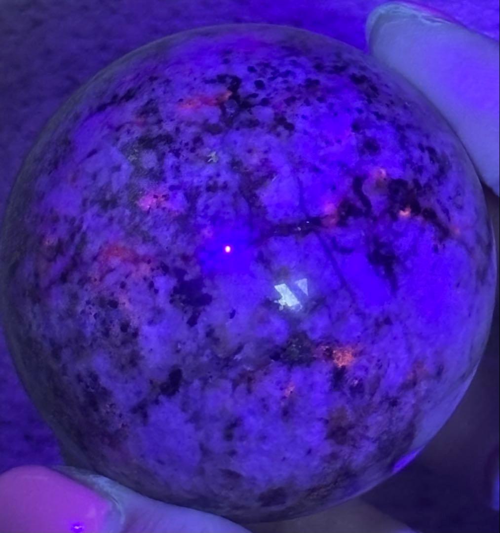 《鉱物標本・レア》ユーパーライト系 点在UV発光 パイライト共生　スフィア　丸玉